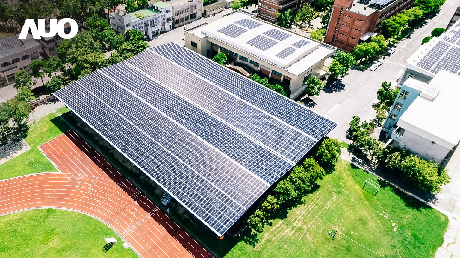 友達SunSteel光電整合型浪板具備快速安裝、輕量化優勢，可提升15%發電效能，通過國際IEC與國內VPC認證安全、防漏、耐候標準