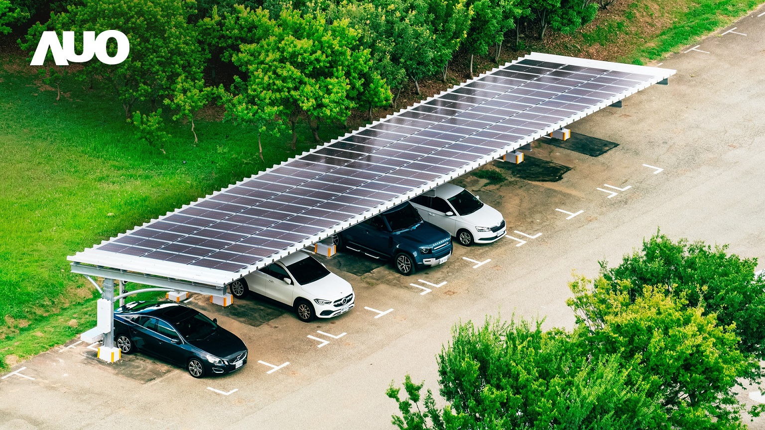 友達SunSteel光電整合型浪板具備快速安裝、輕量化優勢，可提升15%發電效能，通過國際IEC與國內VPC認證安全、防漏、耐候標準