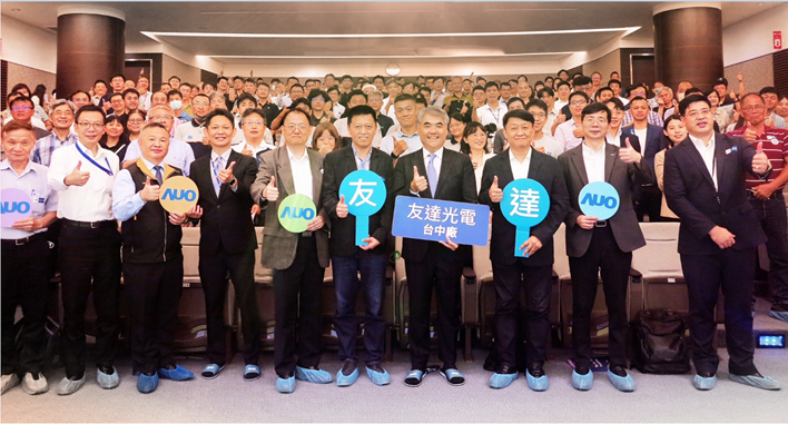 友達以太陽能解決方案領航者，跨足建築領域，4日在台中廠區舉辦「光電建築一體化研討會」，邀請產業先驅共同推動綠化，打造新一代智慧綠建築。